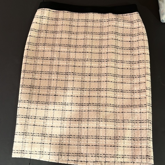 Liz Claiborne Wool-like Lined Pencil Skirt in Pink/Black Plaid - Picture 4 of 7